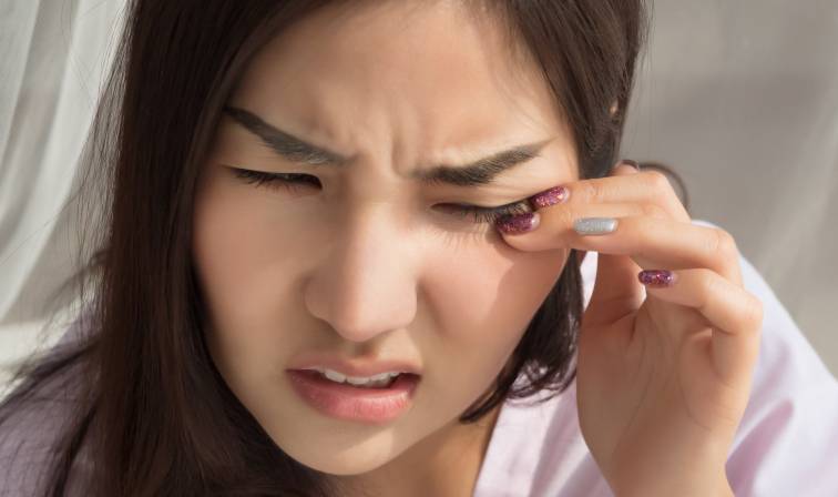 lady itching her eyes due to dry eyes causing irritation in her eye