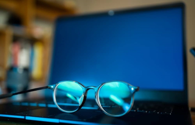 Blue light filter lenses help ease eye strain and the sleeplessness you may experience from excessive amounts of screen time.