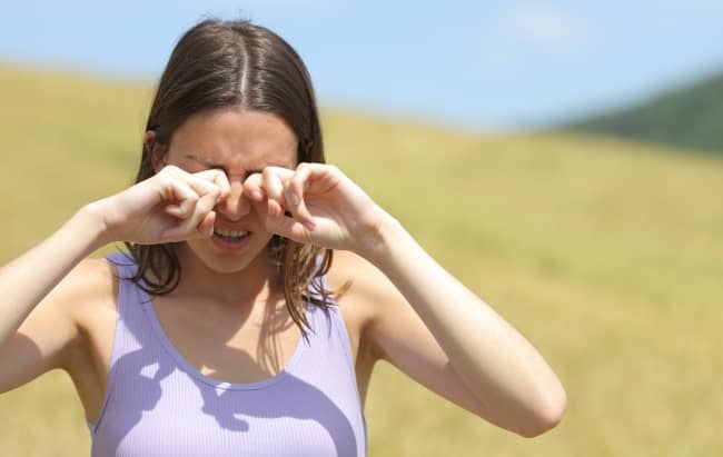 Wear sunglasses or eyeglasses with wraparound frames to shield your eyes from pollen, dust, and other allergens when outdoors.